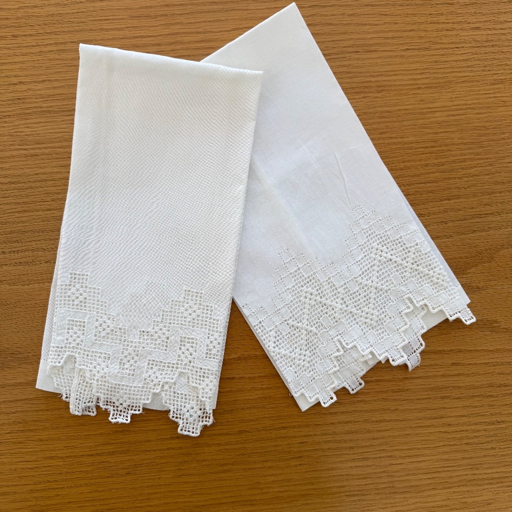 SET OF 2 VINTAGE HAND TOWELS